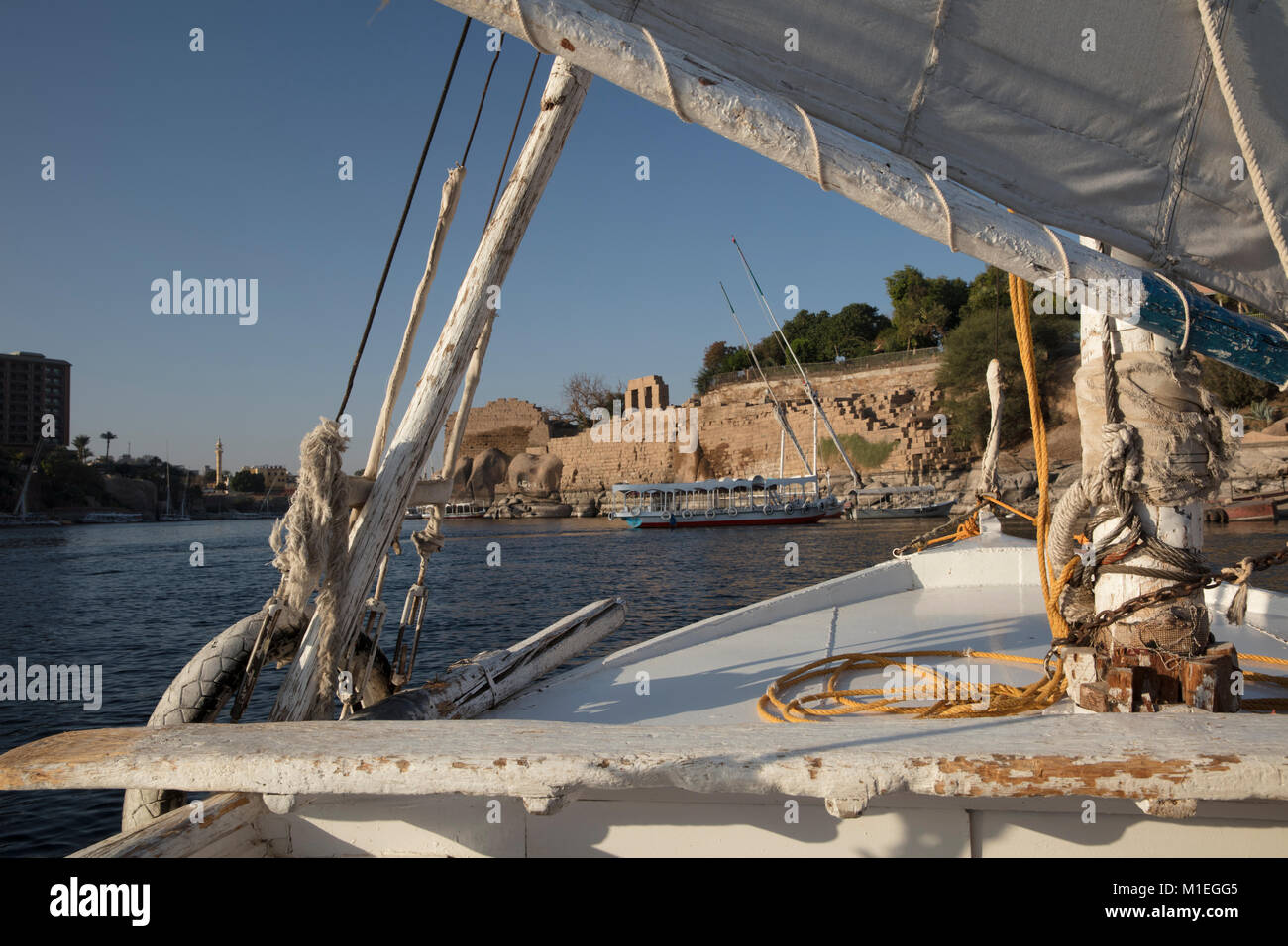 Tempio di Khnum sull isola Elefantina visto da un fiume Nilo feluca Foto Stock