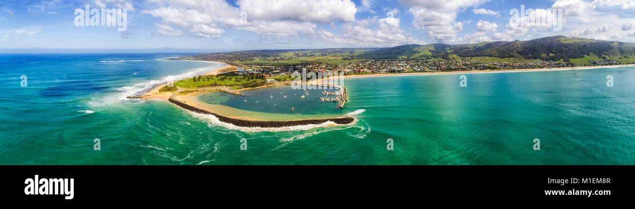 Racchiuso dalle onde dell oceano aperto di piccole dimensioni a carattere regionale apollo bay town marina ospita yacht e barche sulla Great Ocean Road a Victoria. Foto Stock