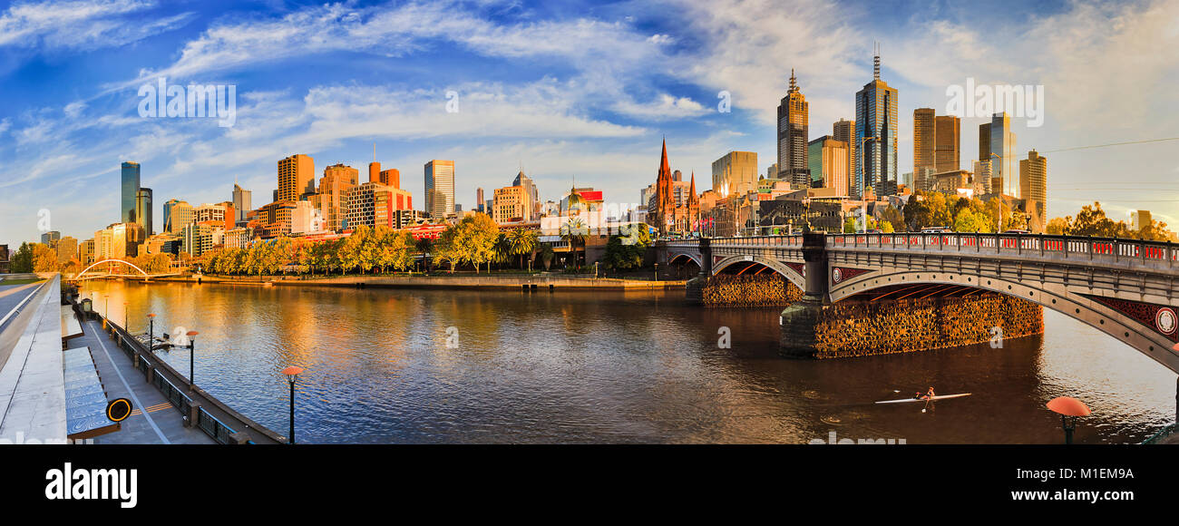 Da southbank attraverso fiume Yarra guardando alla città di Melbourne CBD punti di riferimento su una soleggiata mattina d'estate sotto il cielo blu. Foto Stock