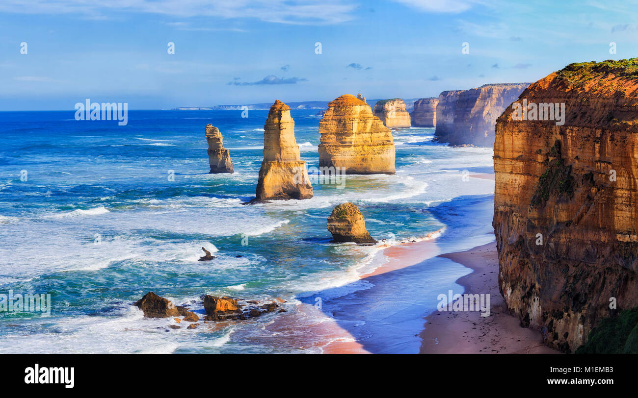 Incontro ravvicinato di rocce calcaree doppiato apostoli in dodici apostoli marine park sulla Great Ocean Road in Victoria, Australia. Luminosa giornata di sole e cal Foto Stock