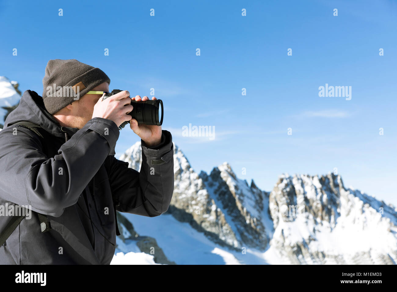 Il fotografo fotografie il paesaggio delle montagne Foto Stock