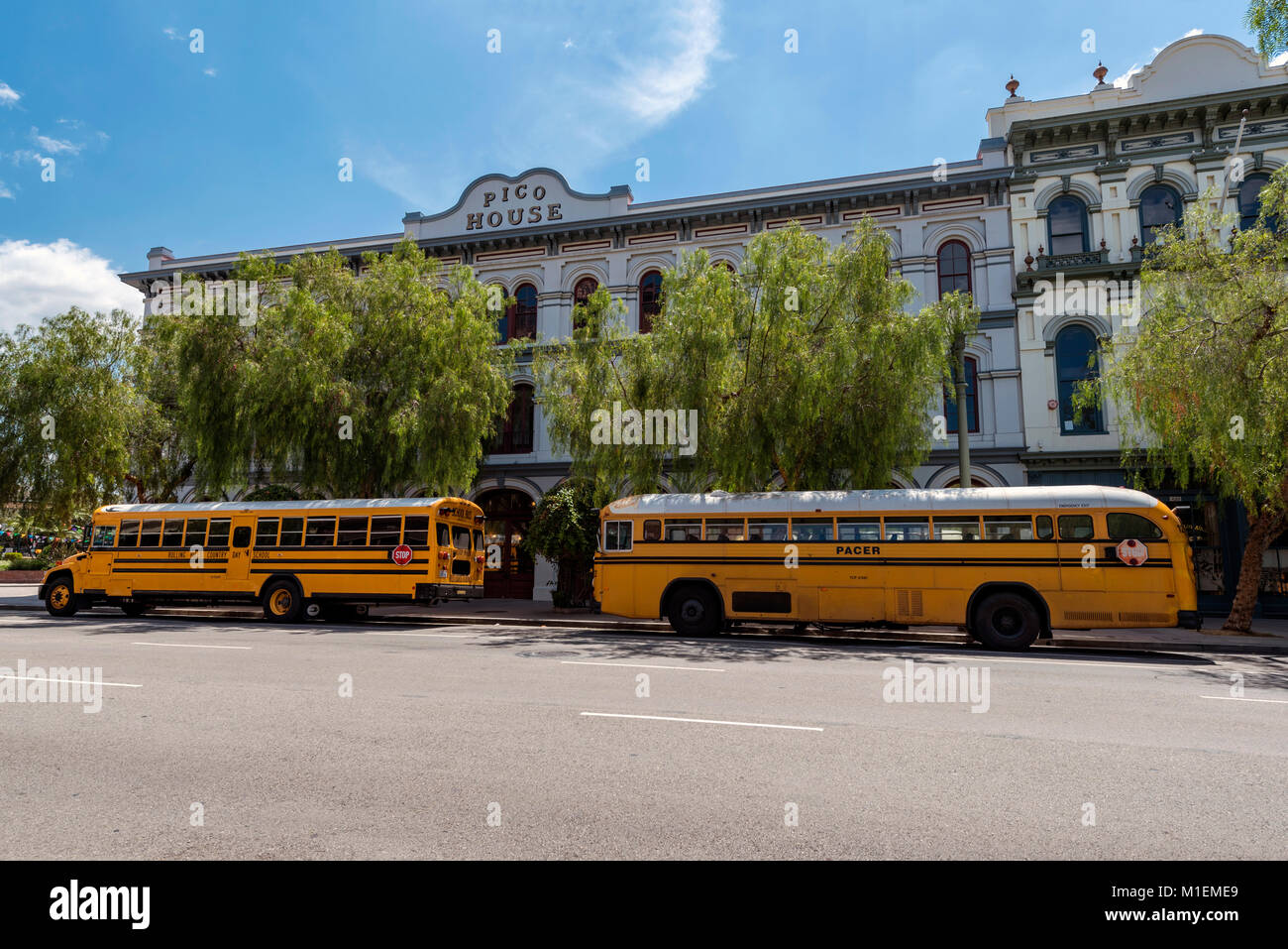 Gli scuolabus parcheggiato in strada, Los Angeles, California Foto Stock