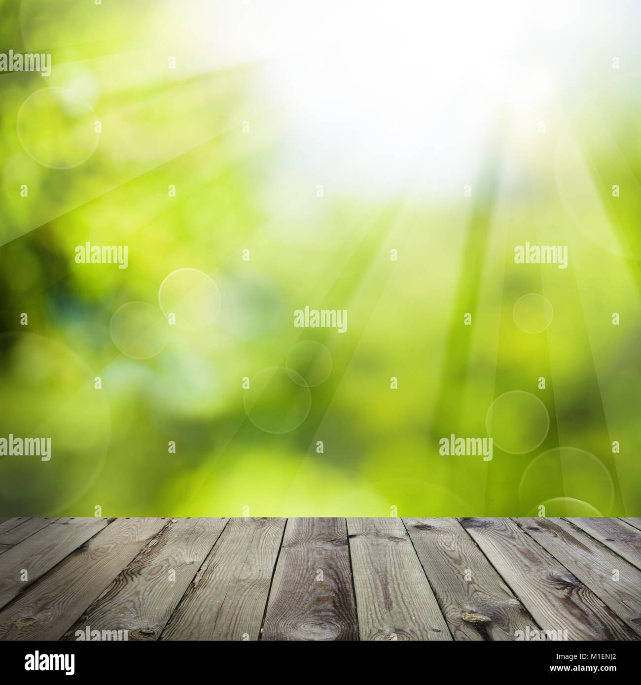 Abstract sfondo verde vuote con tavolo in legno e verde Bokeh Sparkle Foto Stock