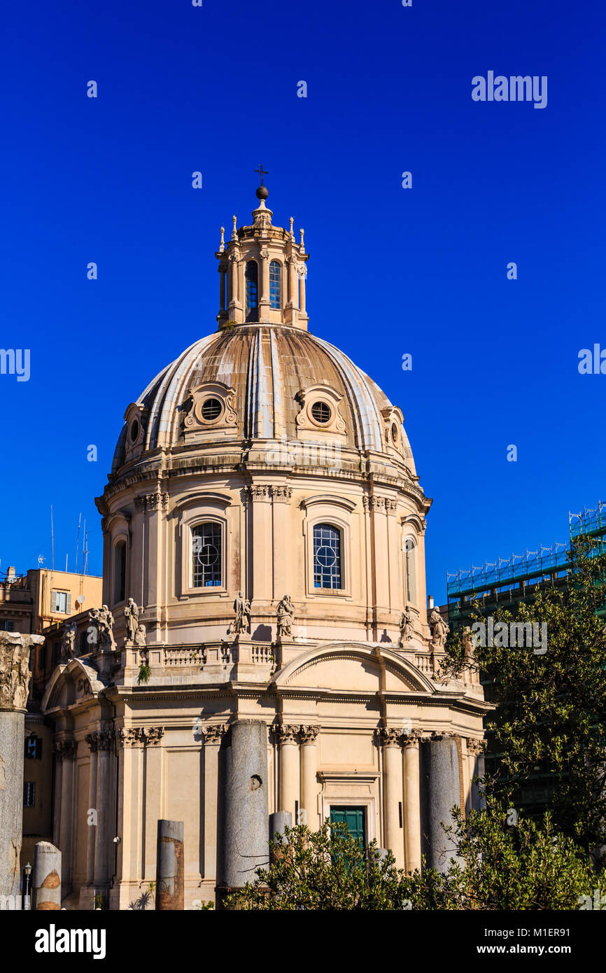 Vecchio rotto colonne alla Chiesa a cupola in Roma Foto Stock