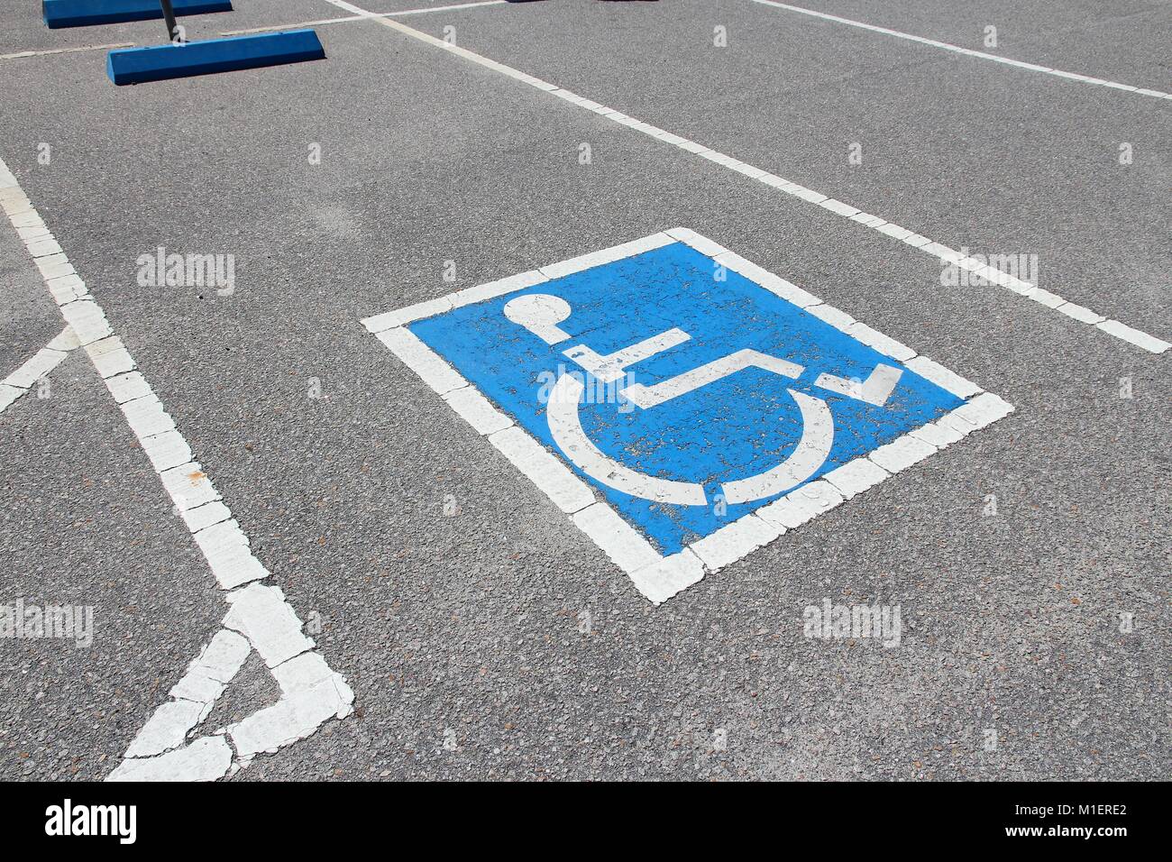 Parcheggio Disabili spot - infrastruttura di trasporto della segnaletica stradale. Foto Stock