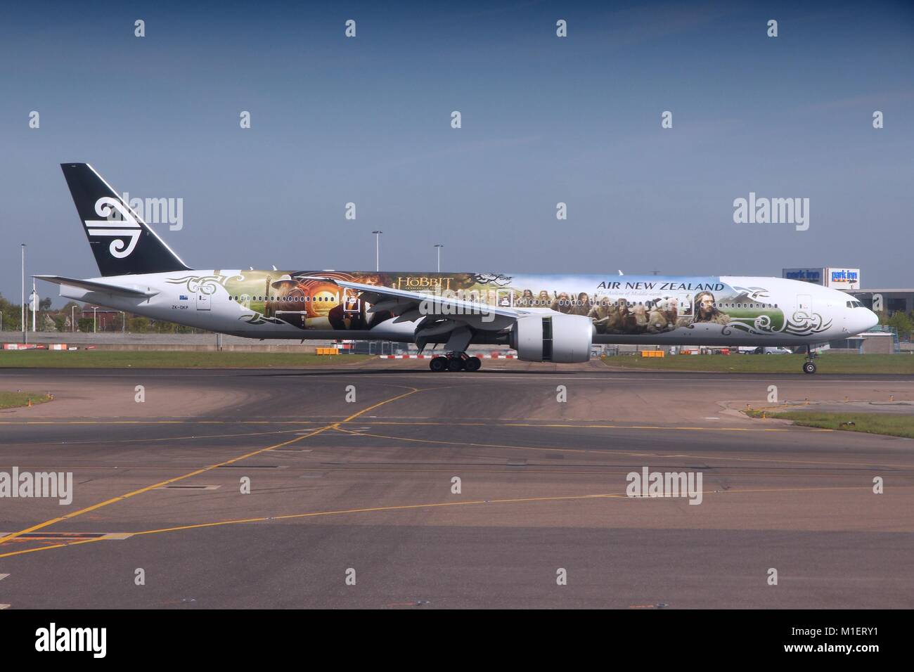 LONDON, Regno Unito - 16 Aprile 2014: Air New Zealand Boeing 777 con Hobbit livrea filmato dopo l'atterraggio all'aeroporto di Londra Heathrow. Aria Nuova Zelanda portato 13. Foto Stock