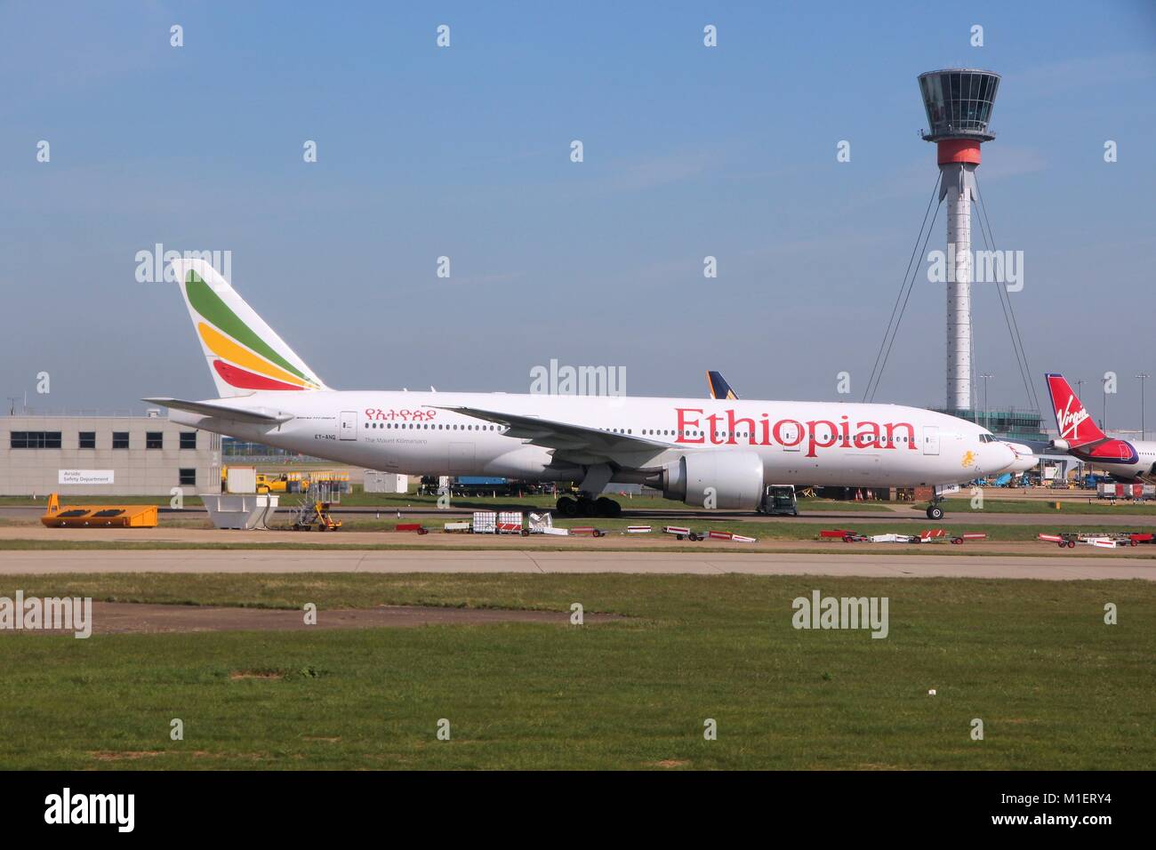 LONDON, Regno Unito - 16 Aprile 2014: Ethiopian Airlines Boeing 777 all'aeroporto di Londra Heathrow. Etiope portato 6 milioni di passeggeri nel 2013. Foto Stock