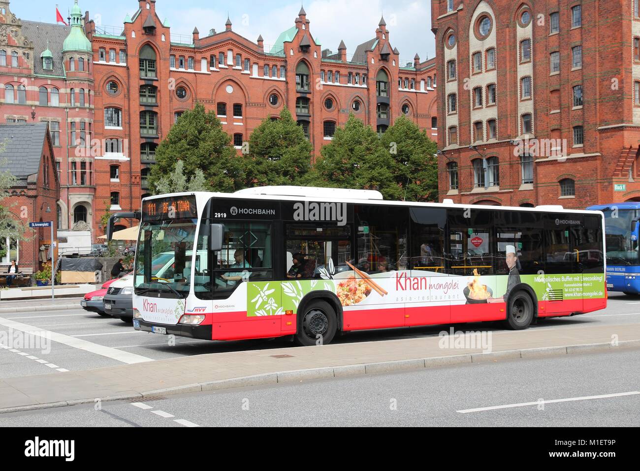 Amburgo, Germania - 29 agosto 2014: la gente ride bus pubblico ad Amburgo. Hamburger Hochbahn opera metropolitana e la maggior parte degli autobus di Amburgo. Esso impiega 4 Foto Stock