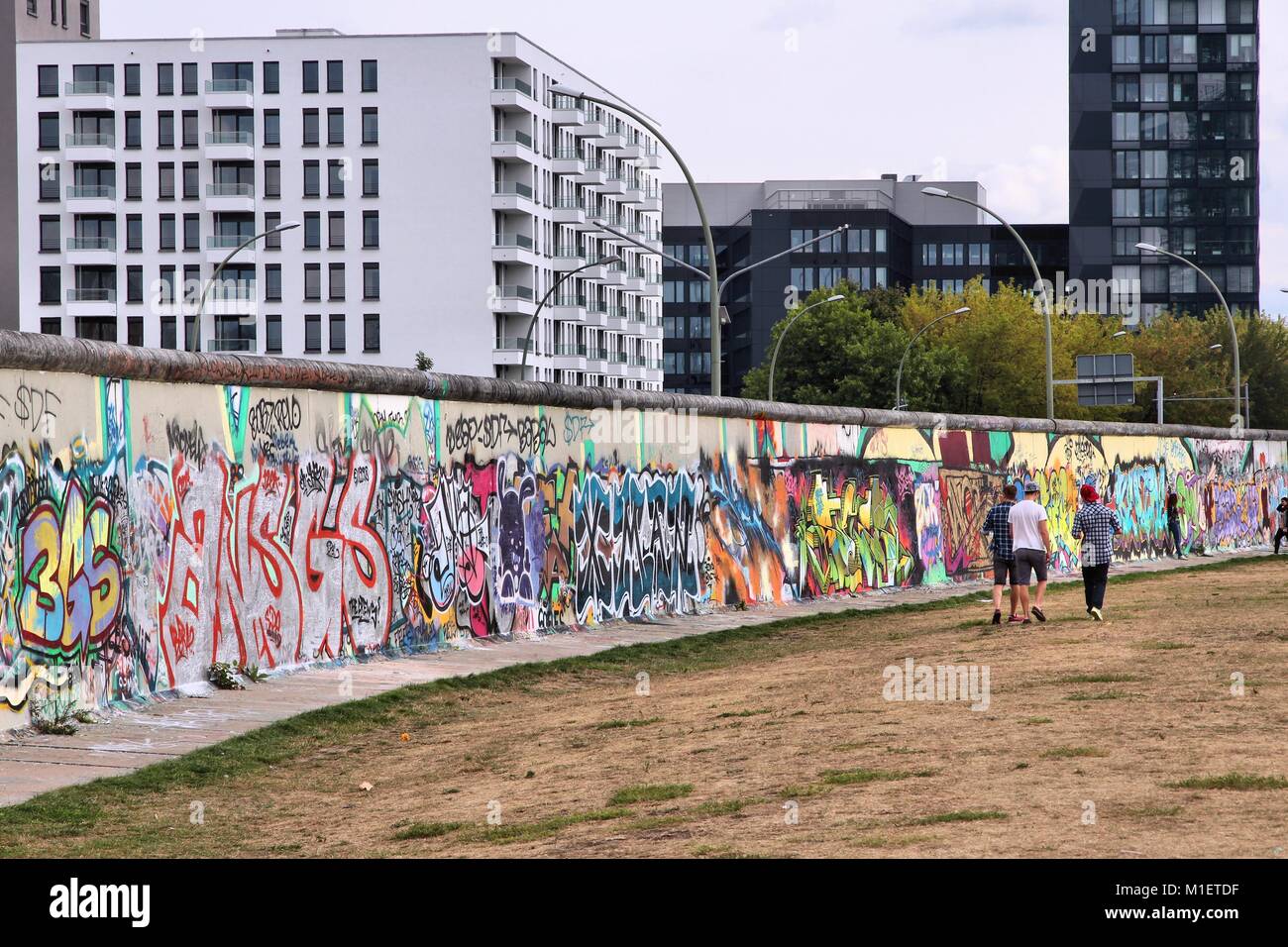 Berlino, Germania - 26 agosto 2014: la gente visita arte urbana di East Side Gallery di Berlino. Parte del vecchio Muro di Berlino è coperto in arte da più di dieci Foto Stock