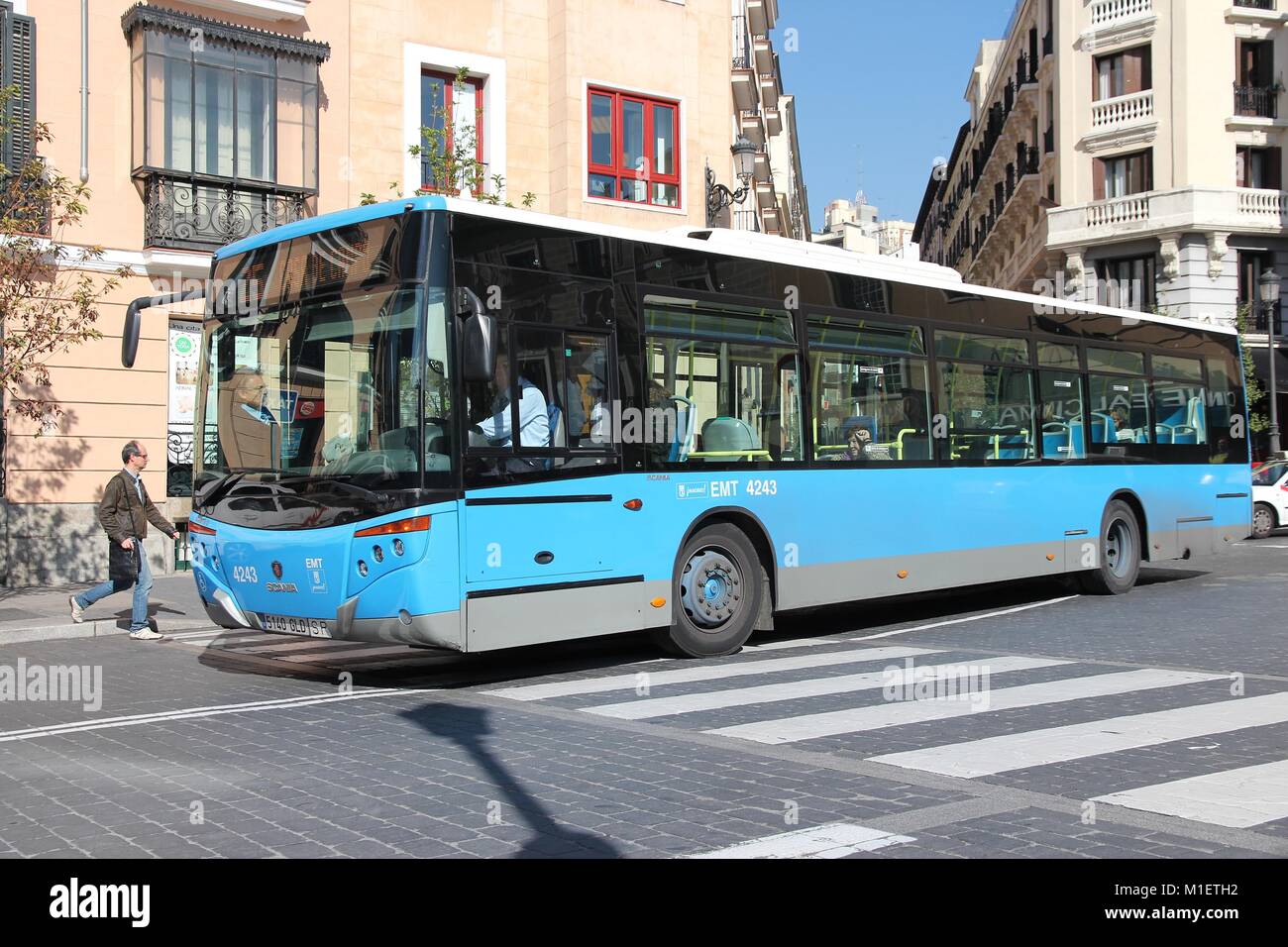 MADRID - 22 ottobre: persone ride city bus su ottobre 22, 2012 a Madrid. EMT è Madrid bus principale operatore. Esso utilizza la flotta di più di 2000 autobus e Foto Stock
