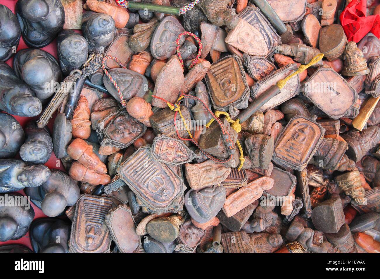 Bangkok, Thailandia - famoso mercato amuleto con pietra e metallo talismani buddisti portando fortuna e buona fortuna. Foto Stock