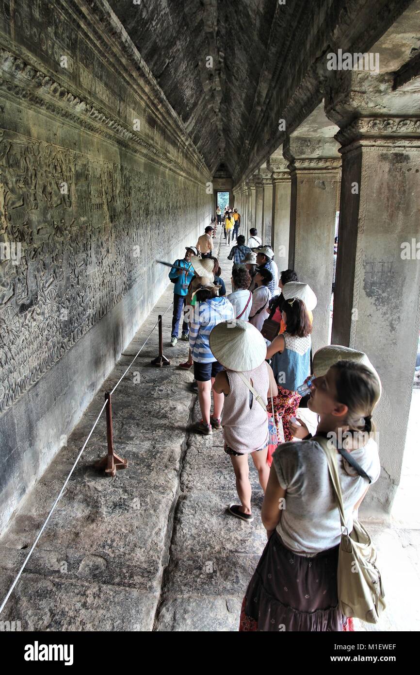 SIEM REAP, Cambogia - Dicembre 9, 2013: turisti visitano Angkor Wat complesso tempio in Cambogia. I templi sono elencati come Patrimonio Mondiale dell'UNESCO e Foto Stock