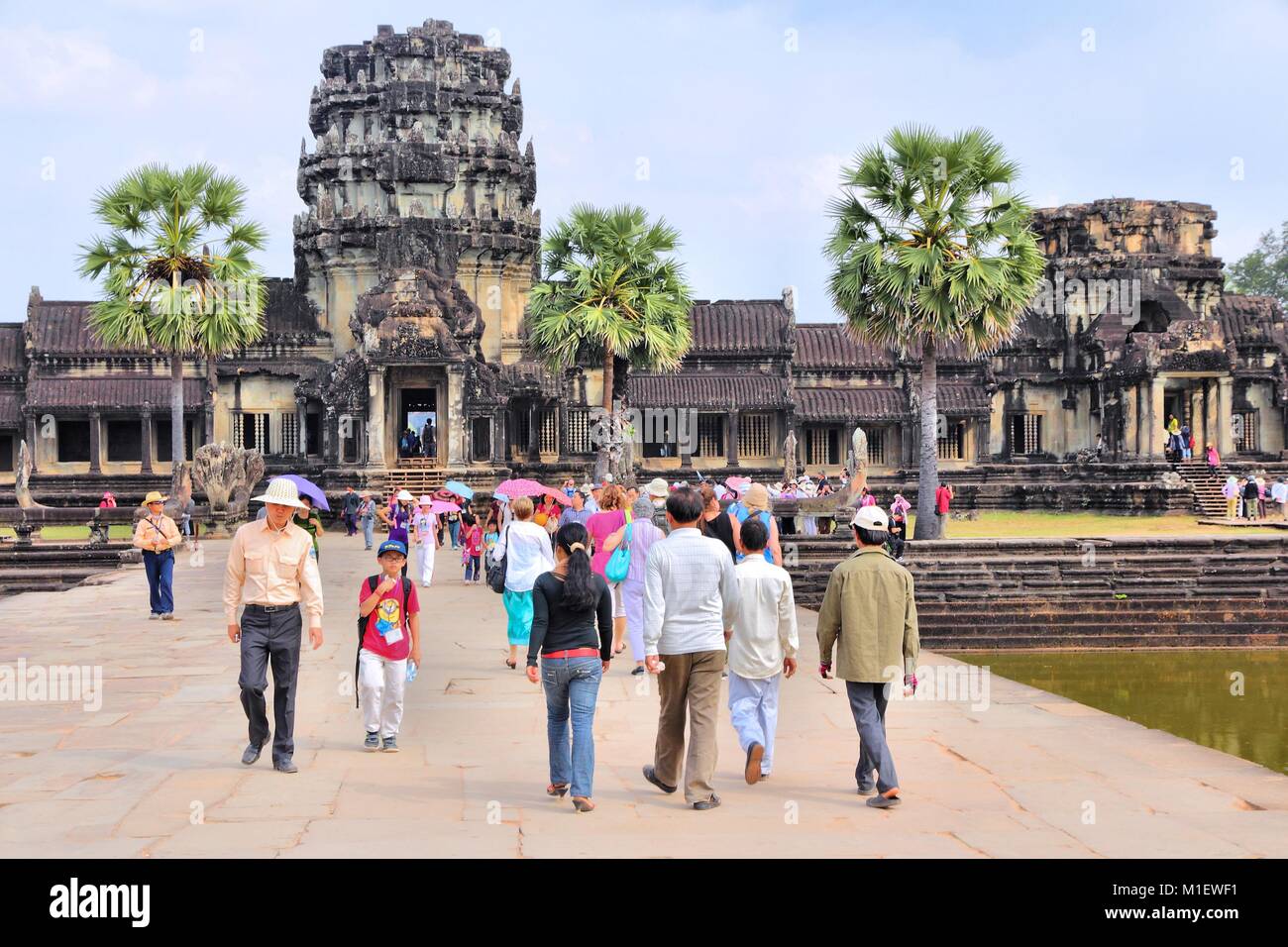 SIEM REAP, Cambogia - Dicembre 9, 2013: turisti visitano Angkor Wat complesso tempio in Cambogia. I templi sono elencati come Patrimonio Mondiale dell'UNESCO e Foto Stock