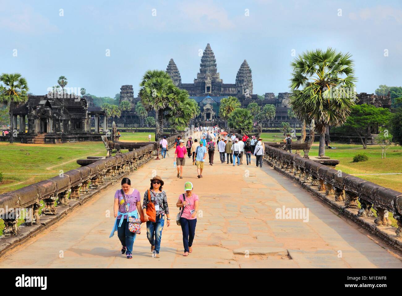 SIEM REAP, Cambogia - Dicembre 9, 2013: turisti visitano Angkor Wat complesso tempio in Cambogia. I templi sono elencati come Patrimonio Mondiale dell'UNESCO e Foto Stock