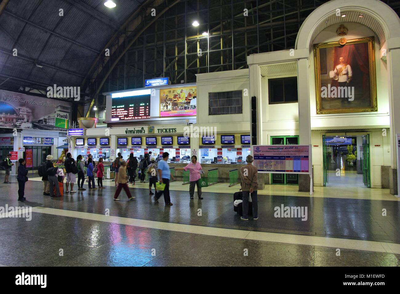 BANGKOK, Tailandia - 8 dicembre 2013: la gente compra i biglietti a Hua Lamphong stazione ferroviaria a Bangkok. La stazione è stata aperta nel 1916 e serve 60.000+ Foto Stock