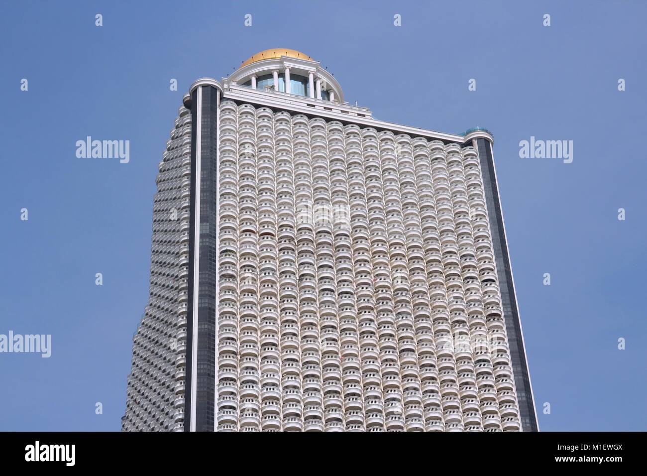 BANGKOK, Tailandia - 25 dicembre 2013: stato edificio a torre a Bangkok. È il quarto edificio più alto in Thailandia (247 m di altezza) nel 2014. Foto Stock