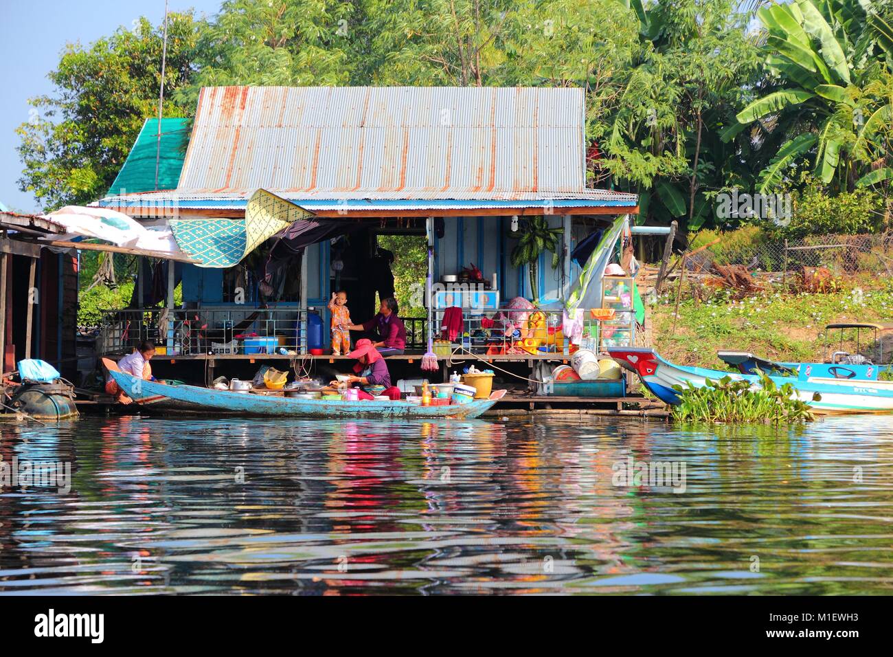 Il Tonle Sap, Cambogia - Dicembre 11, 2013: persone non identificate andare circa la loro vita quotidiana nel villaggio galleggiante sul lago Tonle Sap. È il più grande lago i Foto Stock