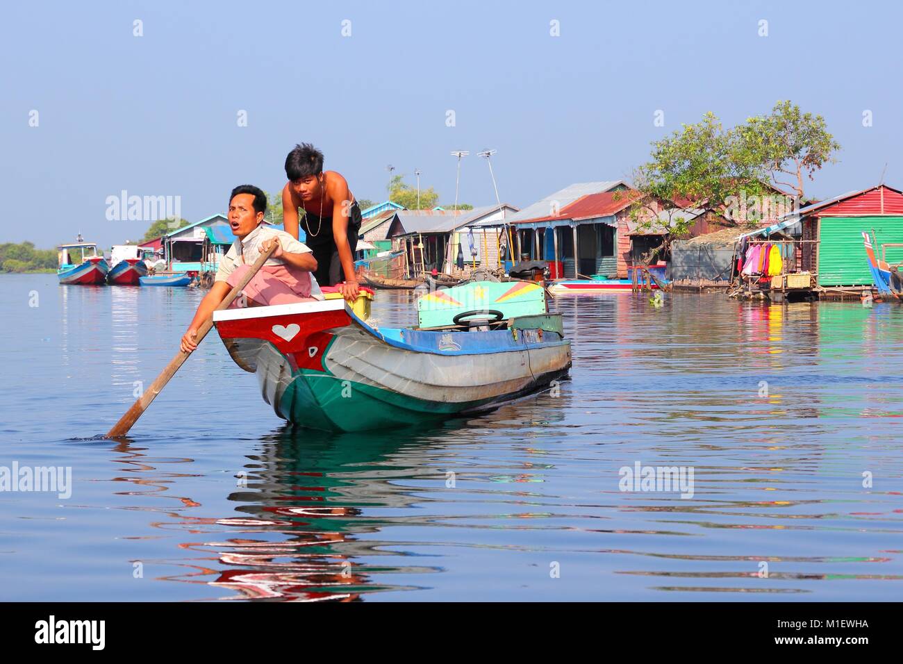 Il Tonle Sap, Cambogia - Dicembre 11, 2013: persone non identificate hanno una barca in villaggio galleggiante sul lago Tonle Sap. È il più grande lago del sud-est come Foto Stock