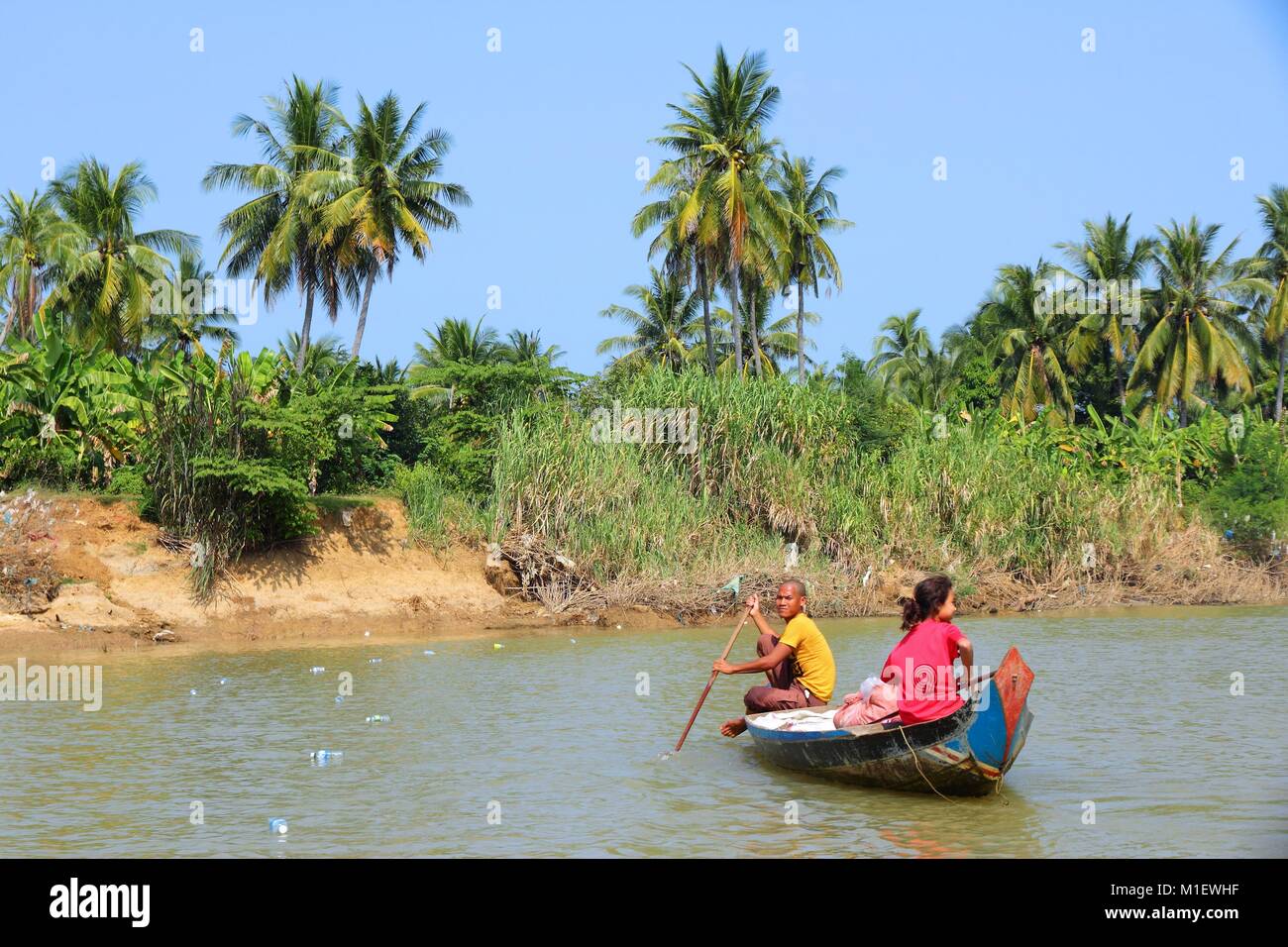 BATTAMBANG, Cambogia - Dicembre 11, 2013: persone non identificate hanno pesci di fiume Sangkae vicino a Battambang. Cambogia con 20kg di catture annue per persona ha th Foto Stock