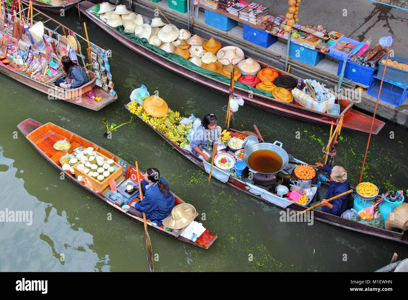 RATCHABURI, Tailandia - 24 dicembre 2013: la gente visita Mercato Galleggiante di Damnoen Saduak. Damnoen Saduak è il più popolare mercato galleggiante in Thailandia. Foto Stock