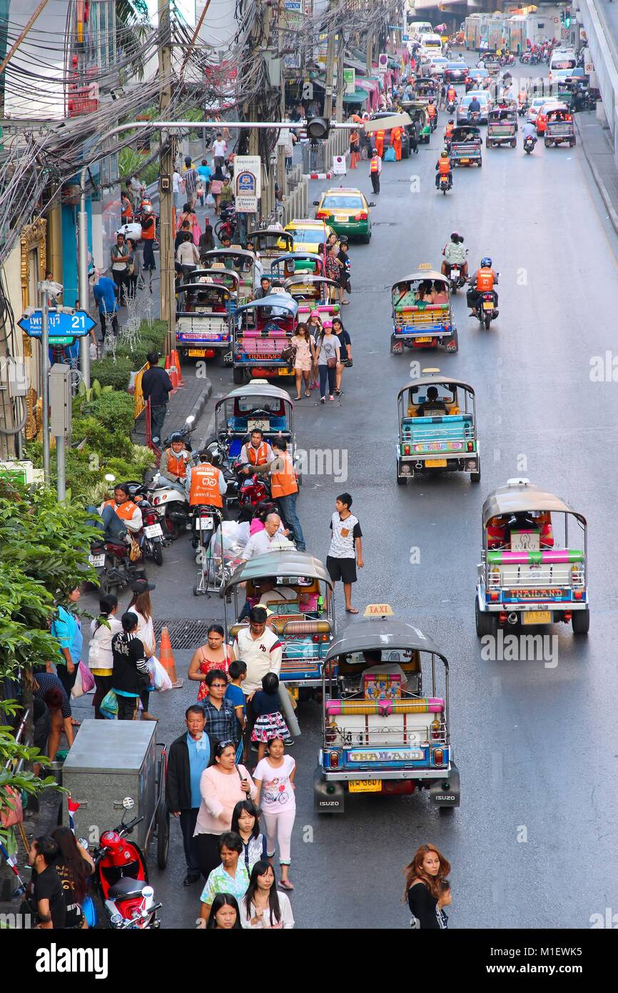 BANGKOK - 22 dicembre: la gente guida in condizioni di traffico intenso su dicembre 22, 2013 a Bangkok. Bangkok è la città più grande della Tailandia con 14 milioni di persone l Foto Stock