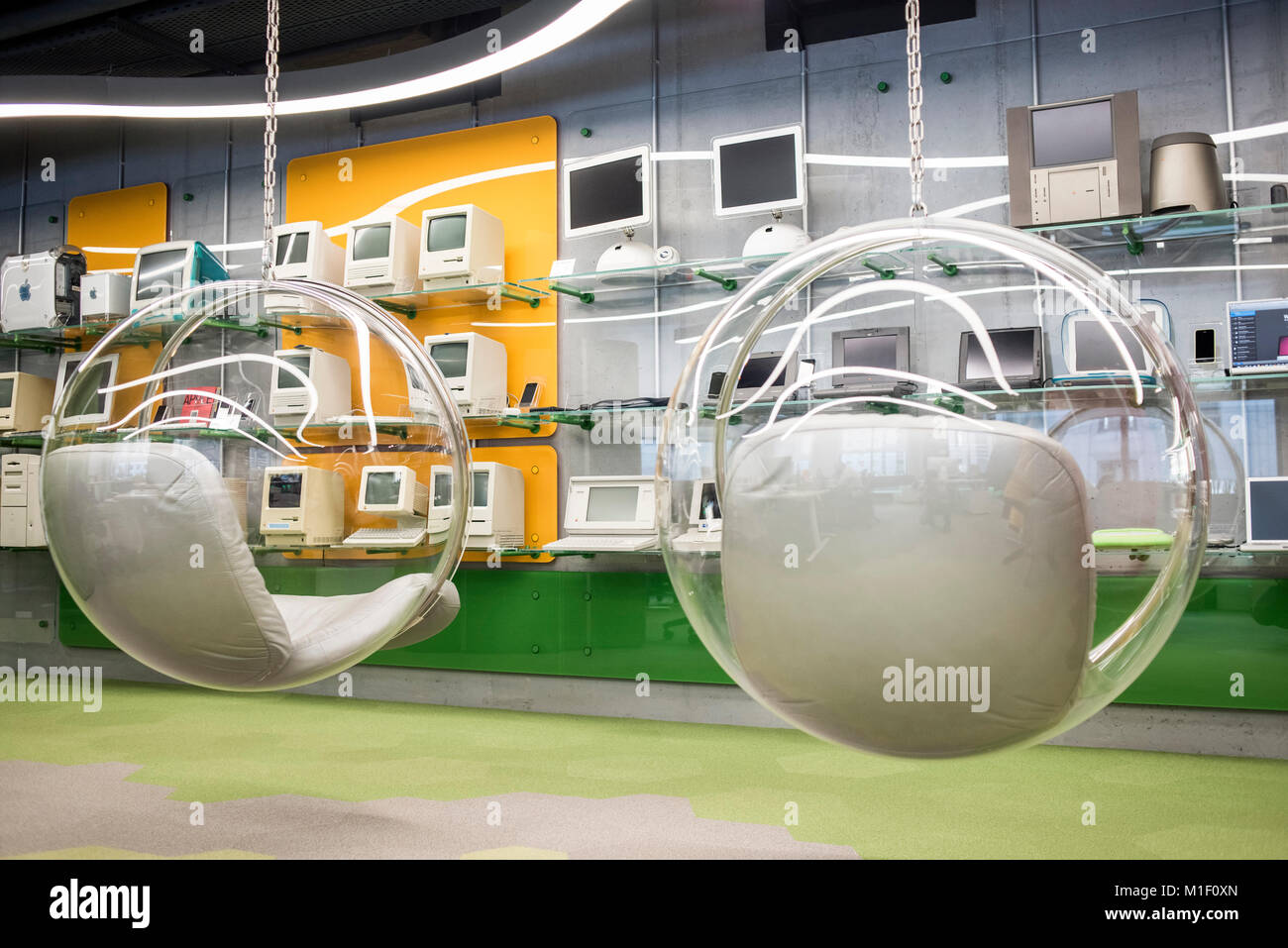 Macintosh modelli esposti ad MacPaw ucraini dell Museo Apple a Kiev in Ucraina il 26 gennaio 2017. Sviluppatore ucraino MacPaw ha aperto Apple hardware museum presso l ufficio della società a Kiev. La collezione ha più di 70 originali modelli Macintosh datate dal 1981 al 2017. Foto Stock