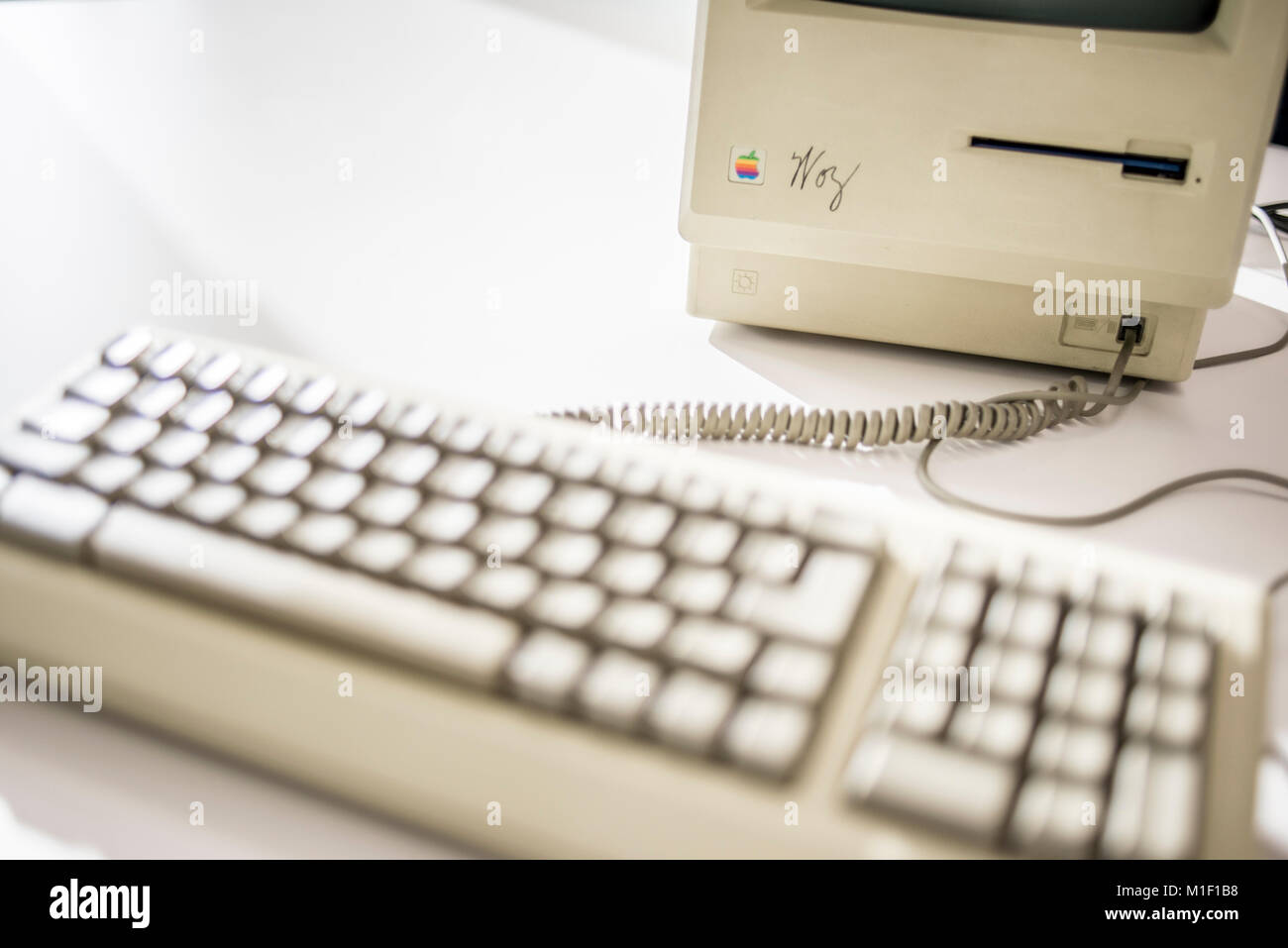 Macintosh 128K, firmato da Steve Wozniak, data di rilascio gennaio 1984, espone alla MacPaw ucraini dell Museo Apple a Kiev in Ucraina il 26 gennaio 2017.. Sviluppatore ucraino MacPaw ha aperto Apple hardware museum presso l ufficio della società a Kiev. La collezione ha più di 70 originali modelli Macintosh datate dal 1981 al 2017. Foto Stock