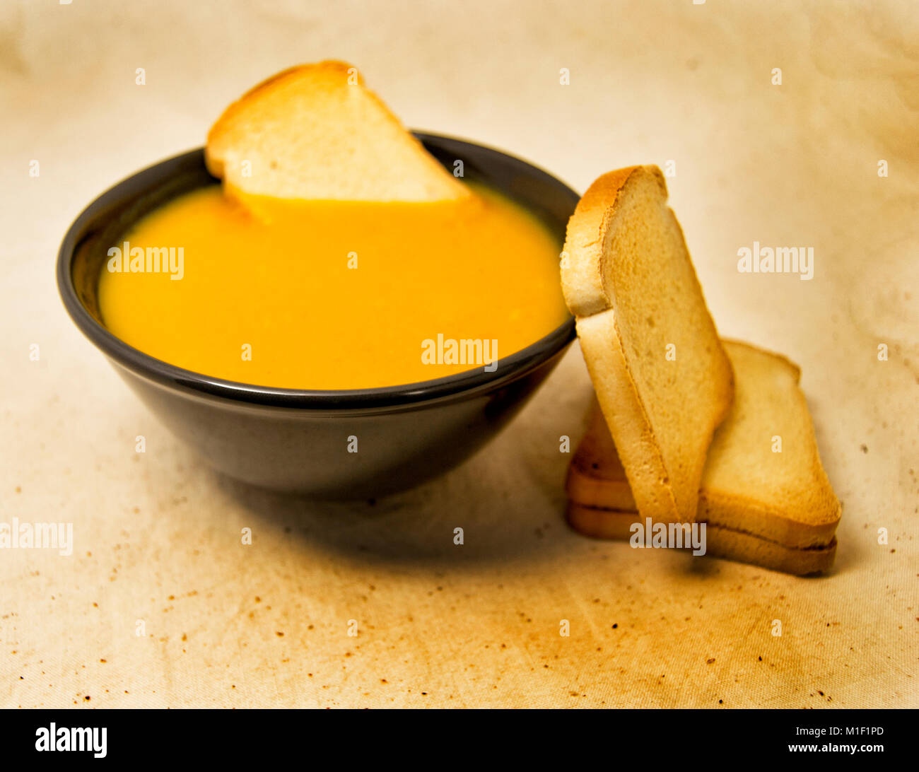 Deliziosi pured zucca minestra di patate e zwiebacks fette di pane. per vegetariani e vegani e concetto sano Foto Stock