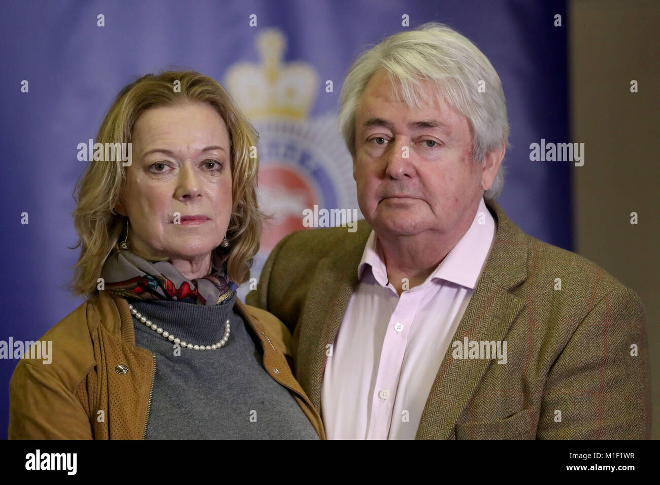 Susan e Stephen Morris di Surrey la cui casa è stata depredata da un ladro armato in ottobre 2017, in occasione di una conferenza stampa a Surrey polizia presso la sede centrale a Guildford. Foto Stock