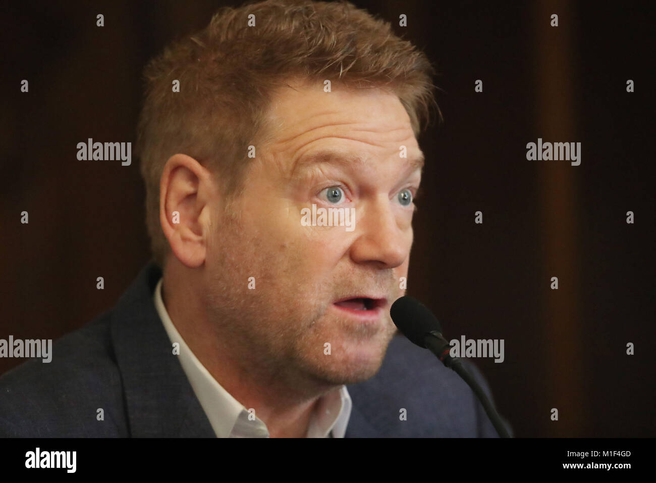 Sir Kenneth Branagh parla nel corso di una conferenza stampa al City Hall davanti a ricevere la libertà di Belfast. Il Belfast-nato stella dello stadio e lo schermo diventerà un cittadino onorario della città in un evento ufficiale all'Ulster Hall. Foto Stock