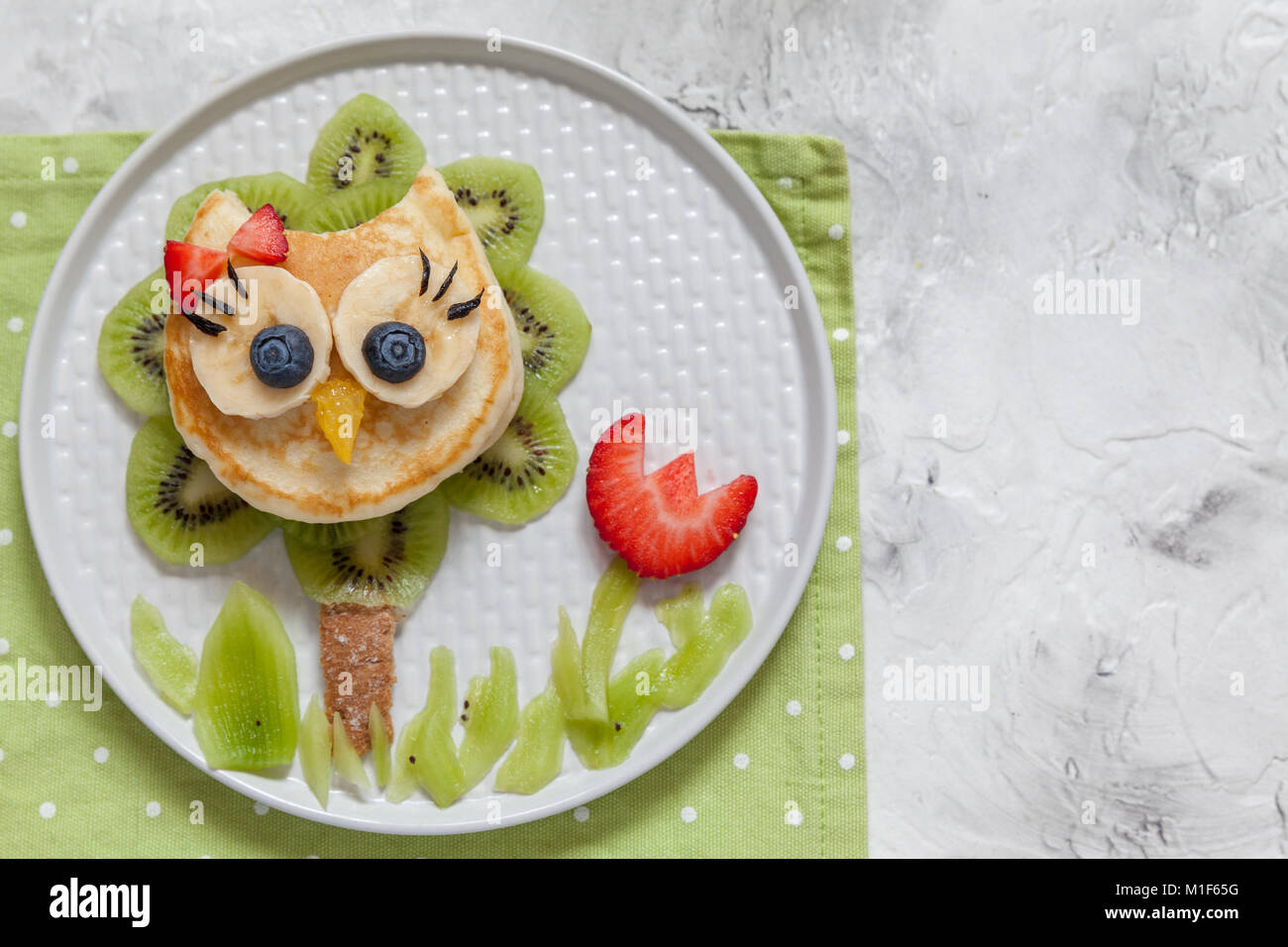 Divertente Carino Gufo Pancake Con Frutta Per Bambini Prima Colazione Foto Stock Alamy