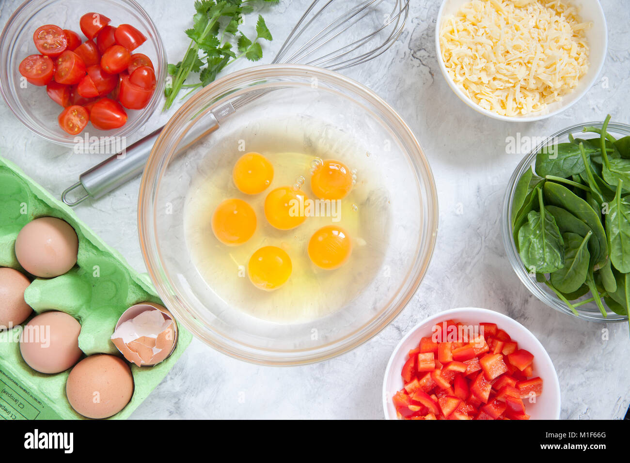 Ortaggi freschi, uova e formaggio. Ingredienti per una sana colazione frittata Foto Stock