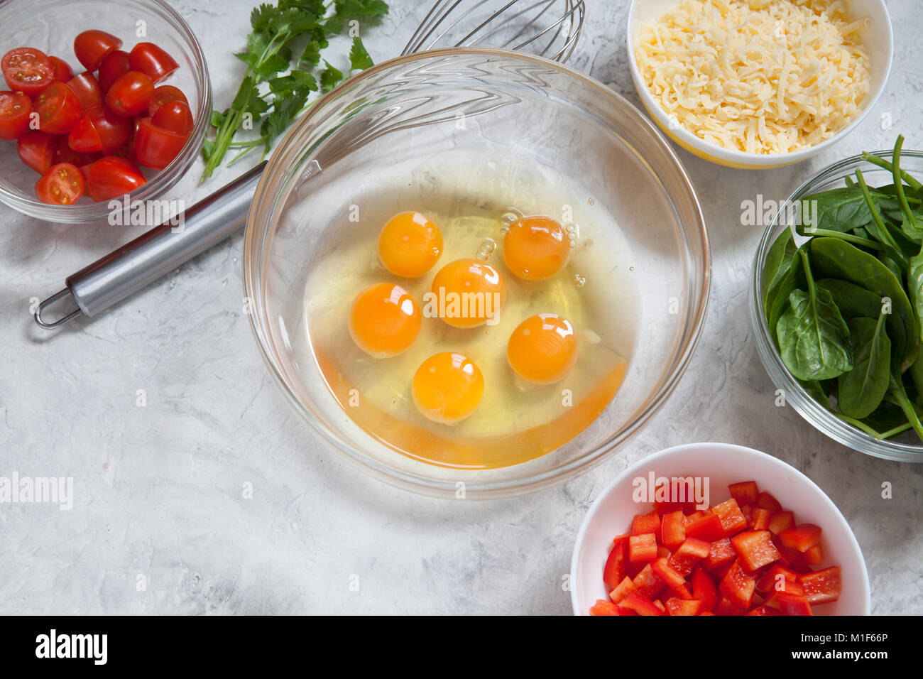 Ortaggi freschi, uova e formaggio. Ingredienti per una sana colazione frittata Foto Stock