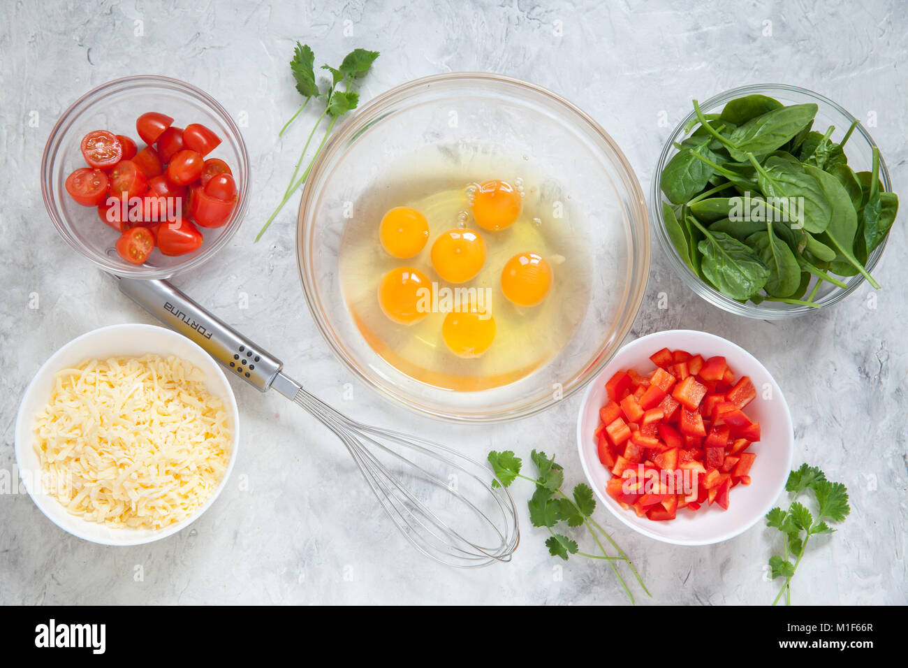 Ortaggi freschi, uova e formaggio. Ingredienti per una sana colazione frittata Foto Stock