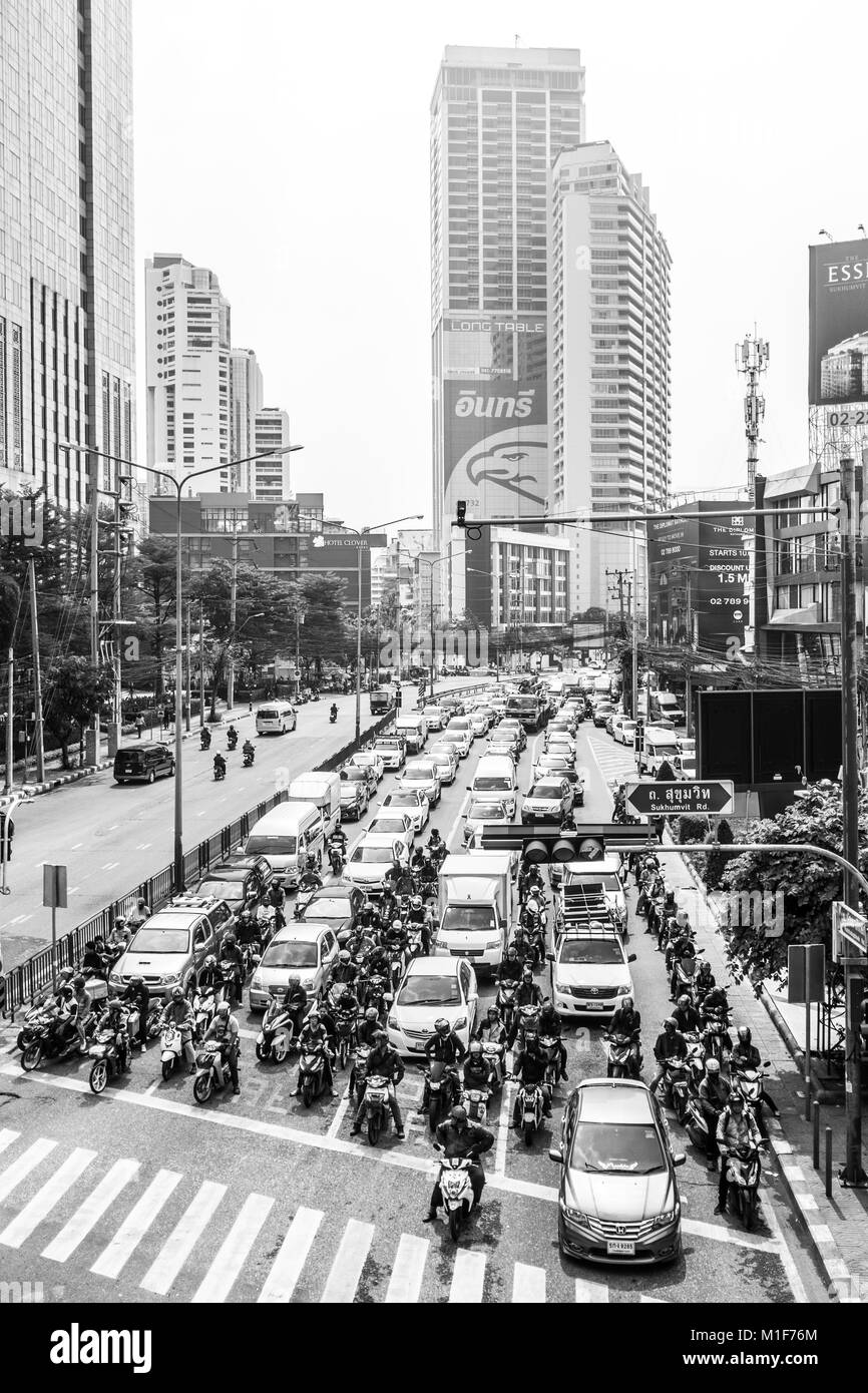 Bangkok, Thailandia Dicembre 2017: una immagine in bianco e nero di motocicli e automobili in attesa in corrispondenza di una giunzione di occupato sulla Strada di Sukhumvit Road di Bangkok. Foto Stock