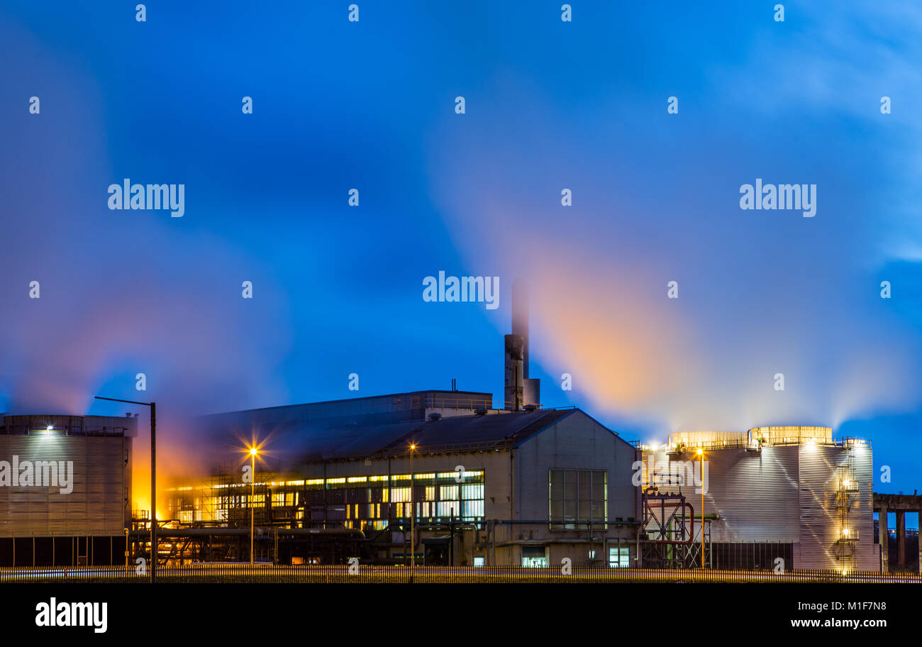 Tata Steel Port Talbot on-site power station di notte Foto Stock