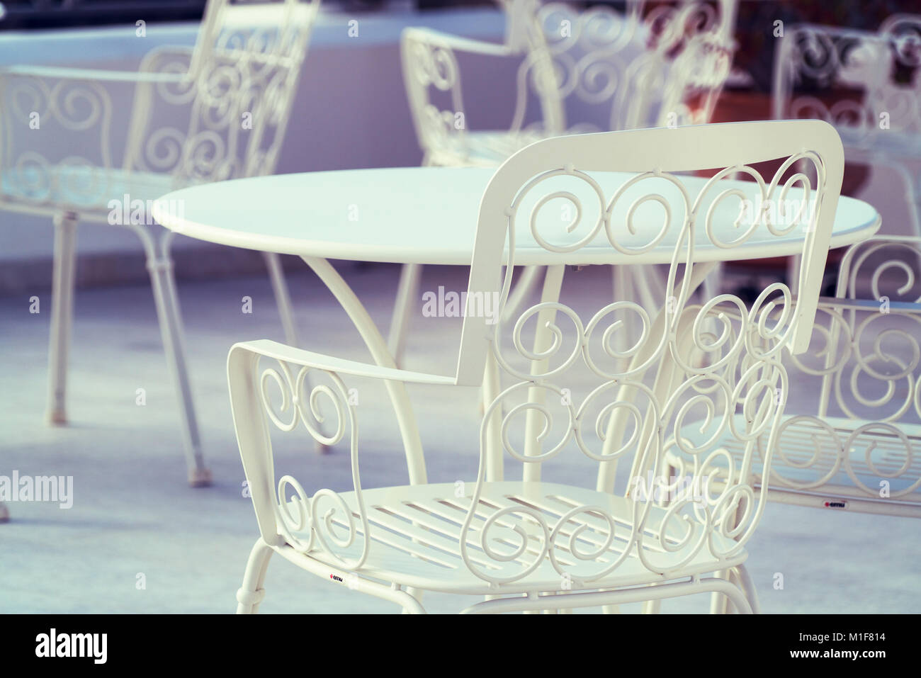 Openwork bianco . Sedia in metallo in cafe Foto Stock