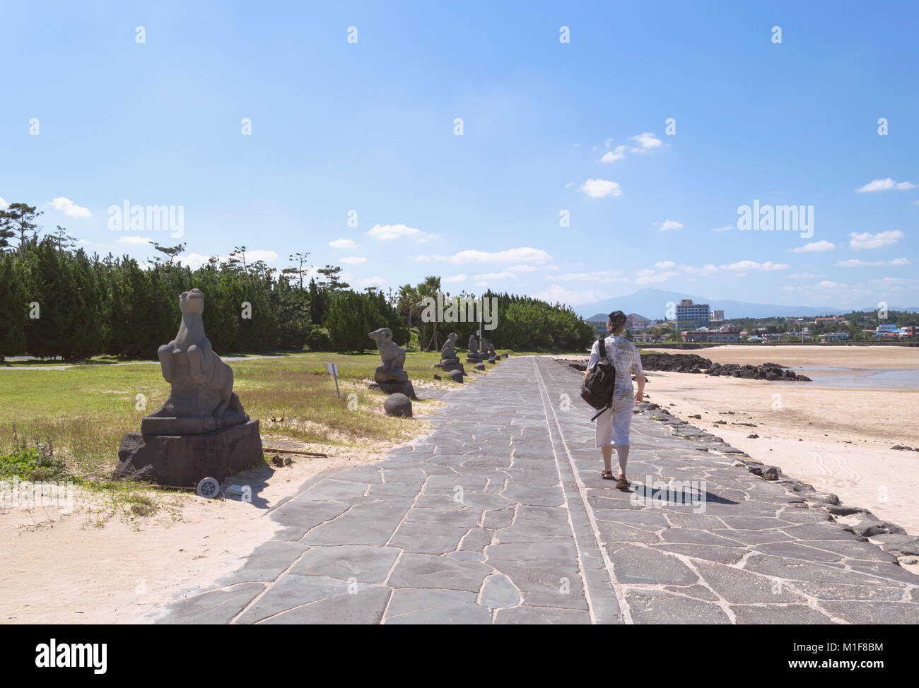 JEJU Island, Corea del Sud, Settembre 09, 2015: visite turistiche Pyoseon Haevich spiaggia con oroscopo cinese statue Foto Stock