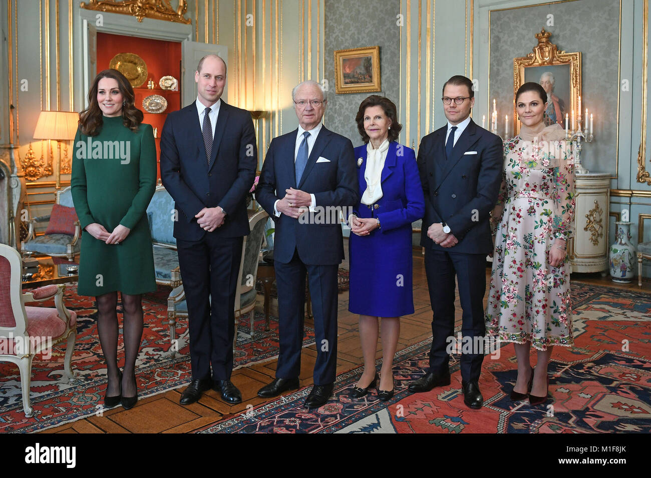 Il Duca e la Duchessa di Cambridge sono accolti da Re Carl XVI Gustaf, Regina Silvia di Svezia, Prince Daniel e Victoria, la Principessa di Svezia davanti ad un pranzo presso il Palazzo Reale di Stoccolma il primo giorno della loro visita in Svezia. Foto Stock