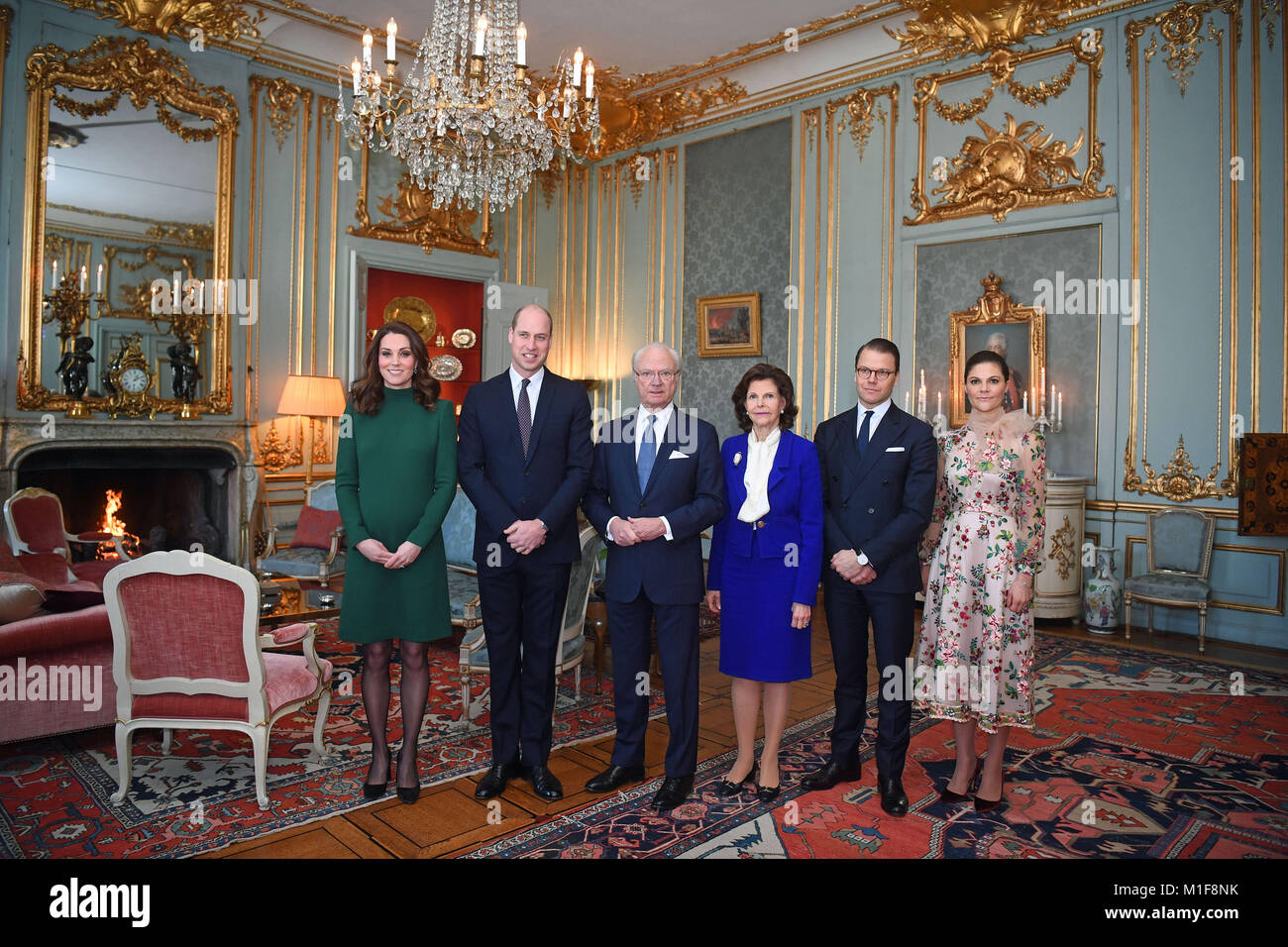 Il Duca e la Duchessa di Cambridge sono accolti da Re Carl XVI Gustaf, Regina Silvia di Svezia, Prince Daniel e Victoria, la Principessa di Svezia davanti ad un pranzo presso il Palazzo Reale di Stoccolma il primo giorno della loro visita in Svezia. Foto Stock