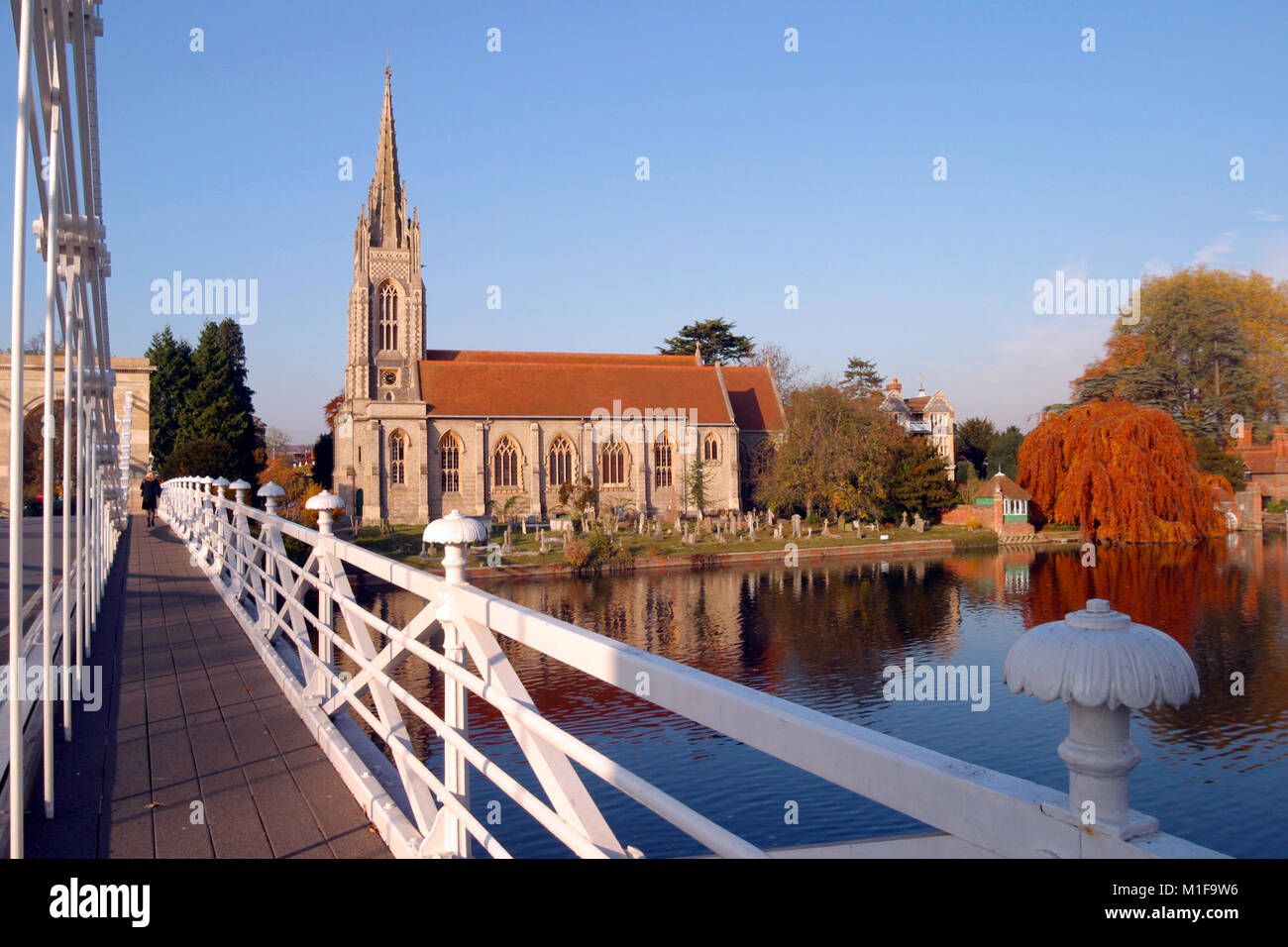 La chiesa e storico ponte sospeso sul Tamigi a Marlow, Buckinghamshire, Chilterns, Inghilterra, Regno Unito, Europa Foto Stock