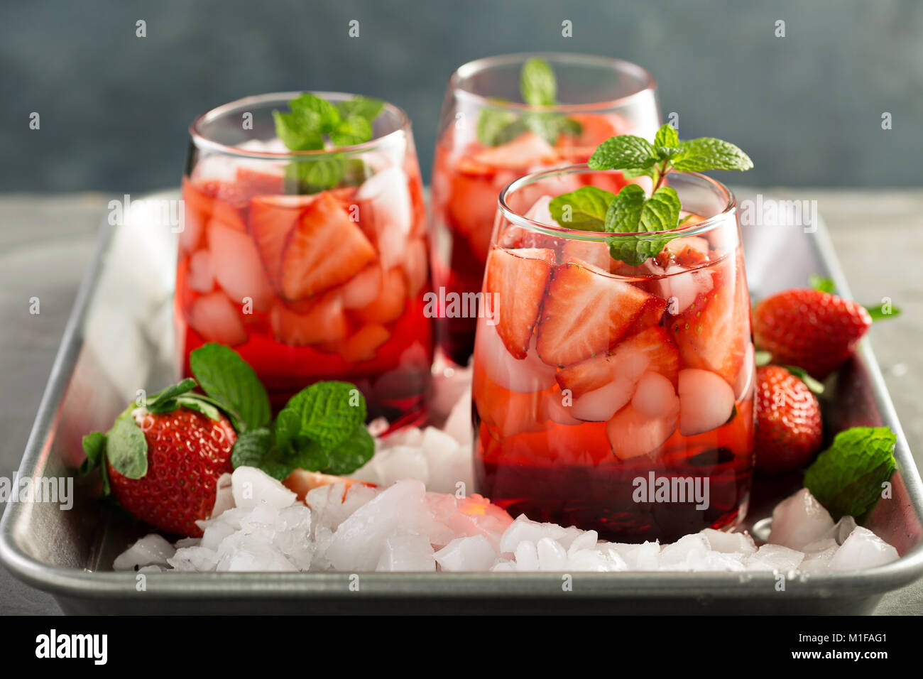 Fragola rinfrescante ice tea o cocktail a freddo Foto Stock