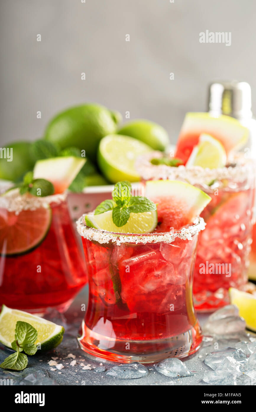 Dissetante bevanda estiva anguria margarita con limette Foto Stock