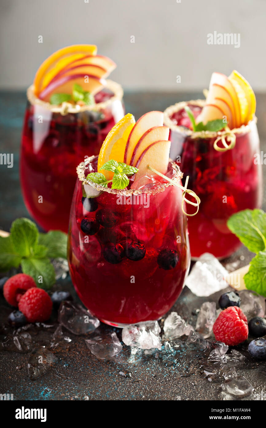 Estate di festa delle bacche e frutti sangria con mele e arance Foto Stock