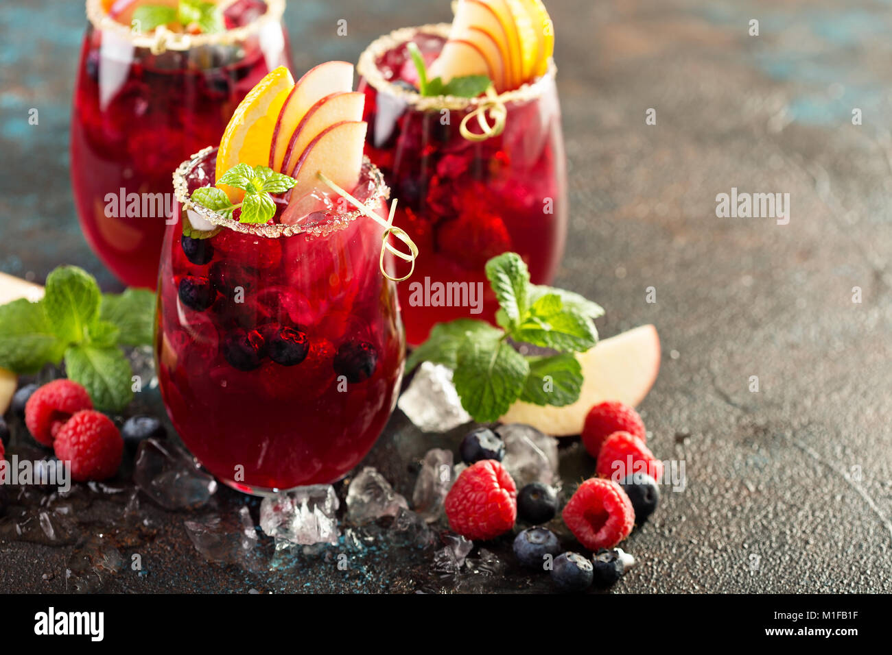 Estate di festa delle bacche e frutti sangria con mele e arance Foto Stock