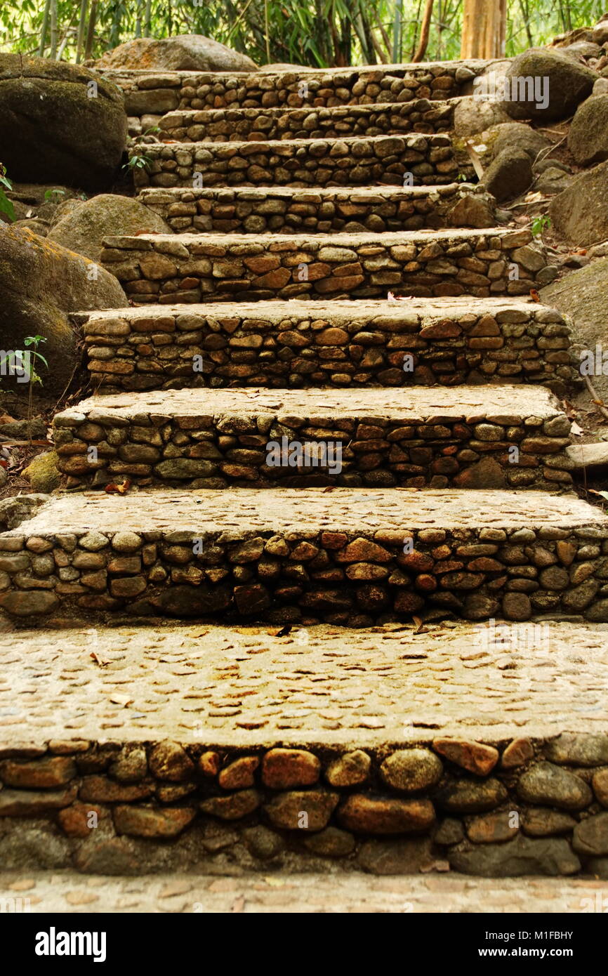 Scala di pietra che conduce una passerella in Thailandia Foto Stock