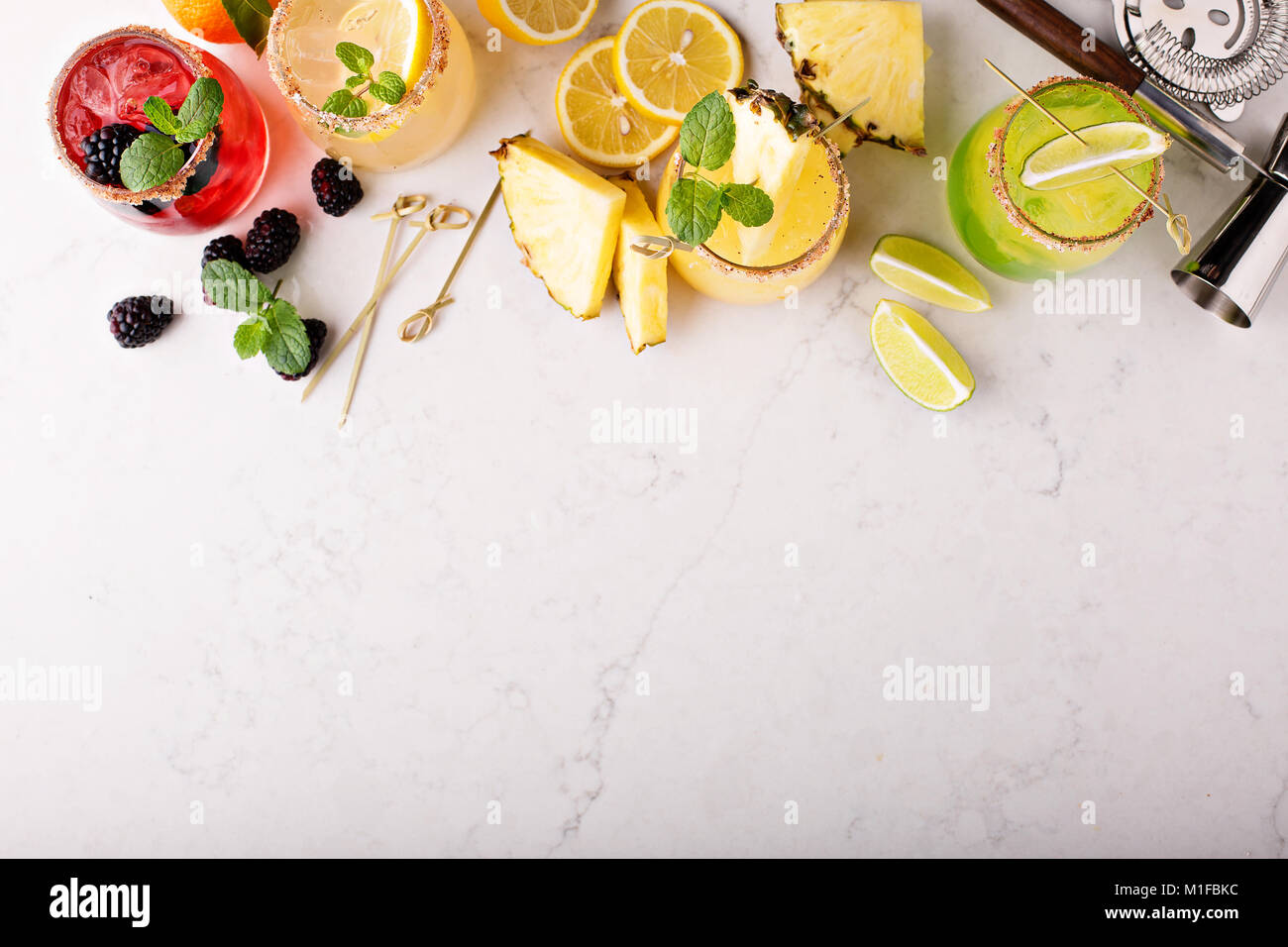 Varietà di cocktail Margarita con il barista tools overhead shot con copyspace Foto Stock