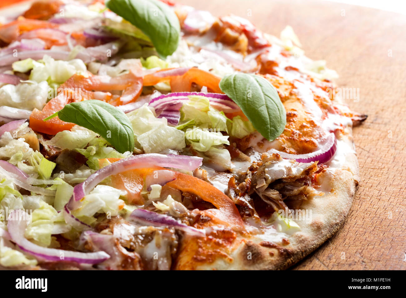 Close up kebap pizza fatta con carne macinata, cavolo, pomodoro e salsa di aglio Foto Stock