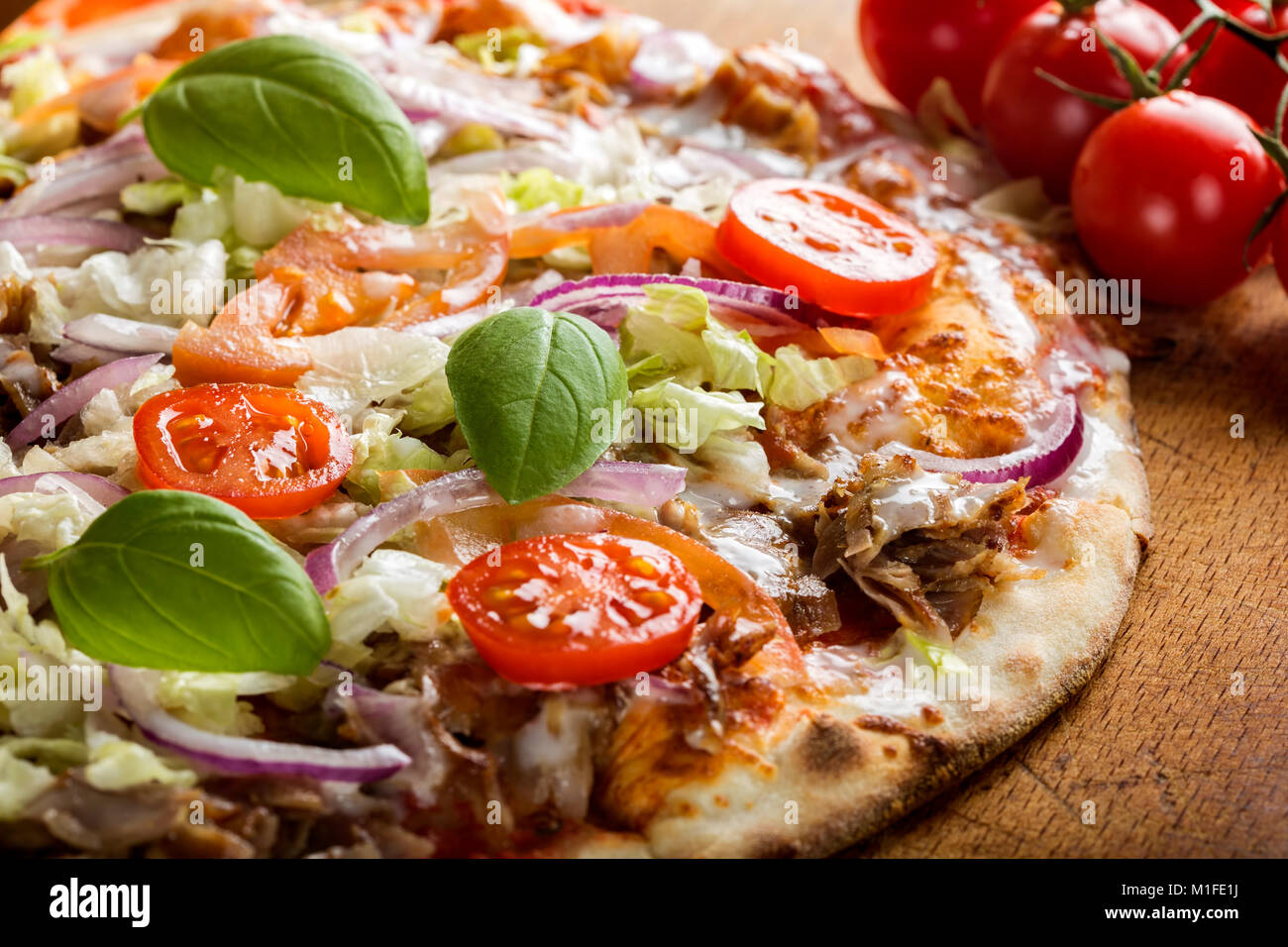 Close up kebap pizza fatta con carne macinata, cavolo, pomodoro e salsa di aglio Foto Stock