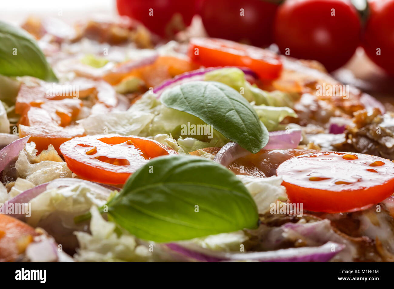 Close up kebap pizza fatta con carne macinata, cavolo, pomodoro e salsa di aglio Foto Stock
